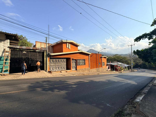 Exclusiva Propiedad de Lujo en Ahuachapán | Amplios Espacios, Piscina y Excelente Ubicación
