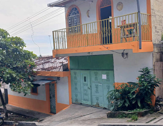 Casa de Dos Plantas con Amplio Garaje y 7 Metros de Frente