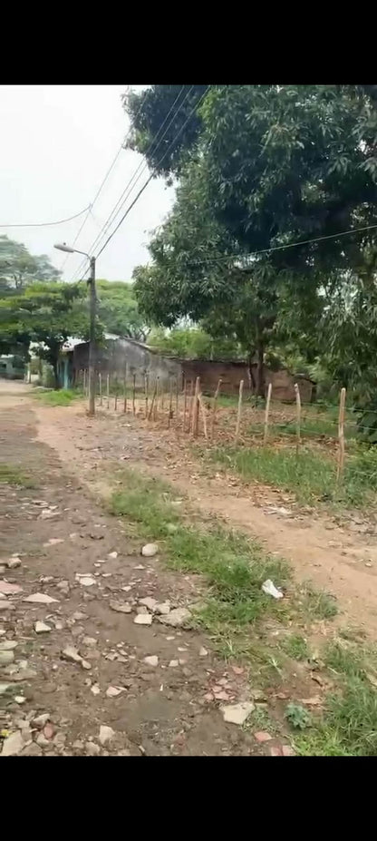 Casa con amplio terreno urbano en venta en Col. Anabella, Zacatecoluca