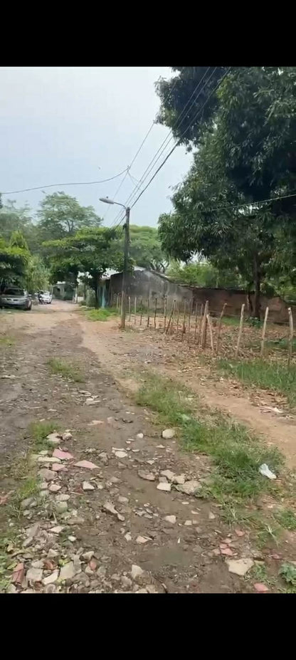 Casa con amplio terreno urbano en venta en Col. Anabella, Zacatecoluca