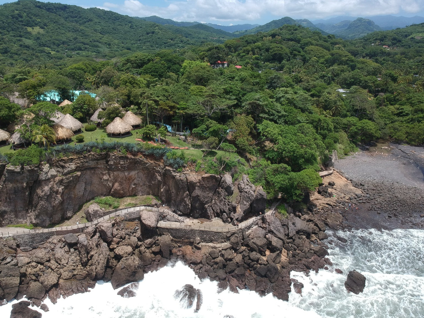 Terreno en venta dentro del exclusivo complejo privado Atami Escape and Resort, La Libertad