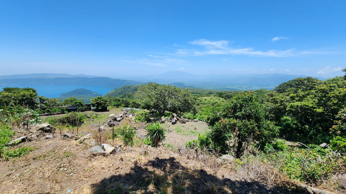 Terreno en Venta sobre Calle al Cerro Verde con Vista al Lago de Coatepeque