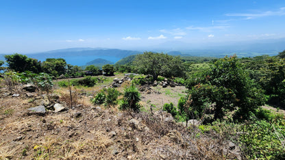 Terreno en Venta sobre Calle al Cerro Verde con Vista al Lago de Coatepeque