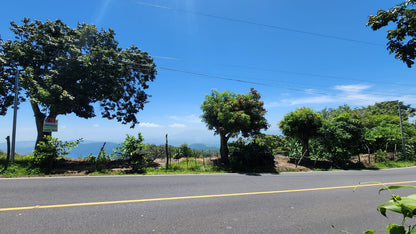 Terreno en Venta sobre Calle al Cerro Verde con Vista al Lago de Coatepeque