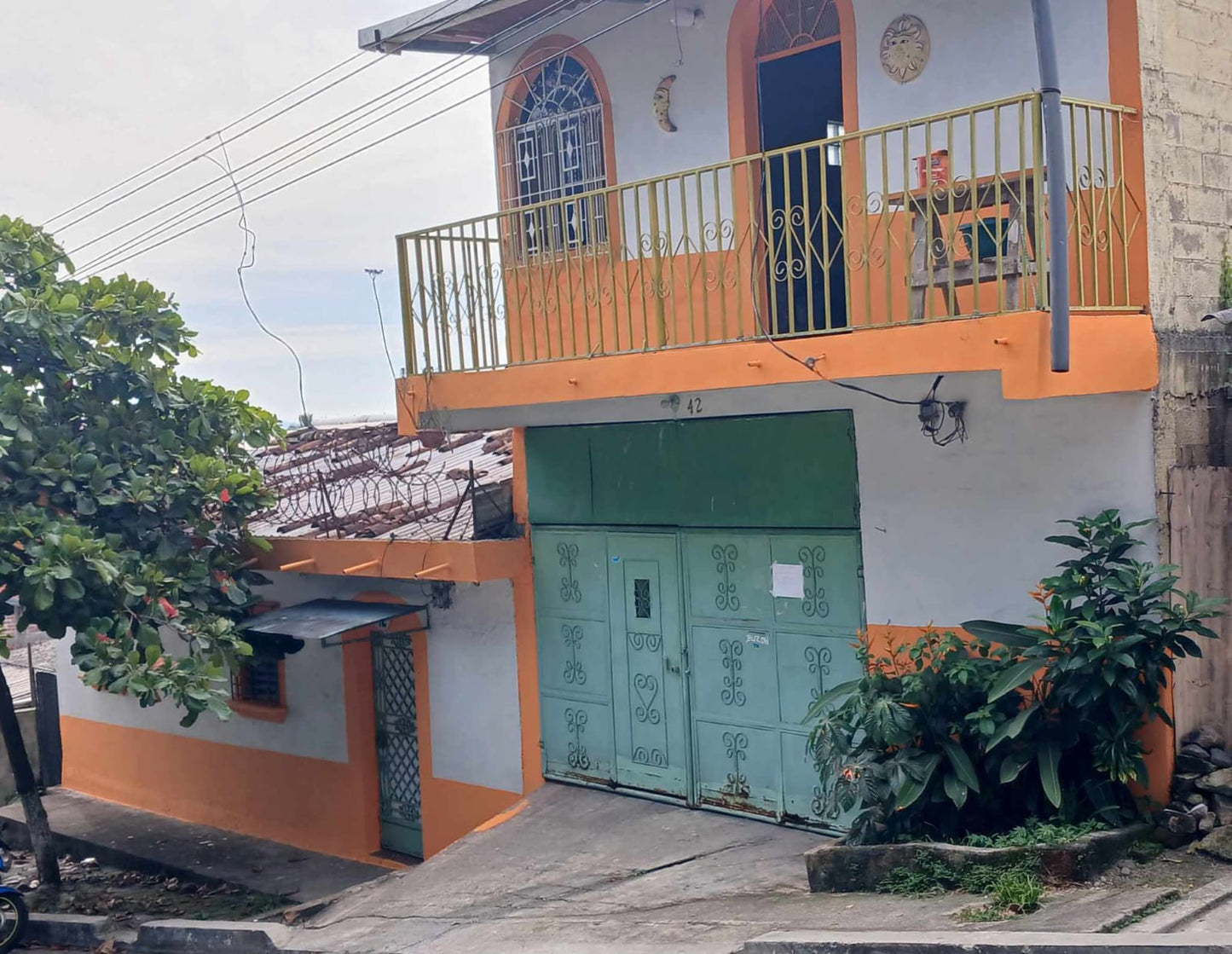 Casa de Dos Plantas con Amplio Garaje y 7 Metros de Frente