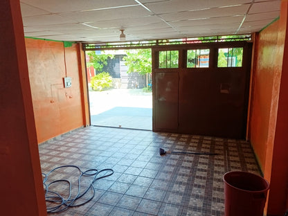 Casa de Dos Plantas con Amplio Garaje y 7 Metros de Frente