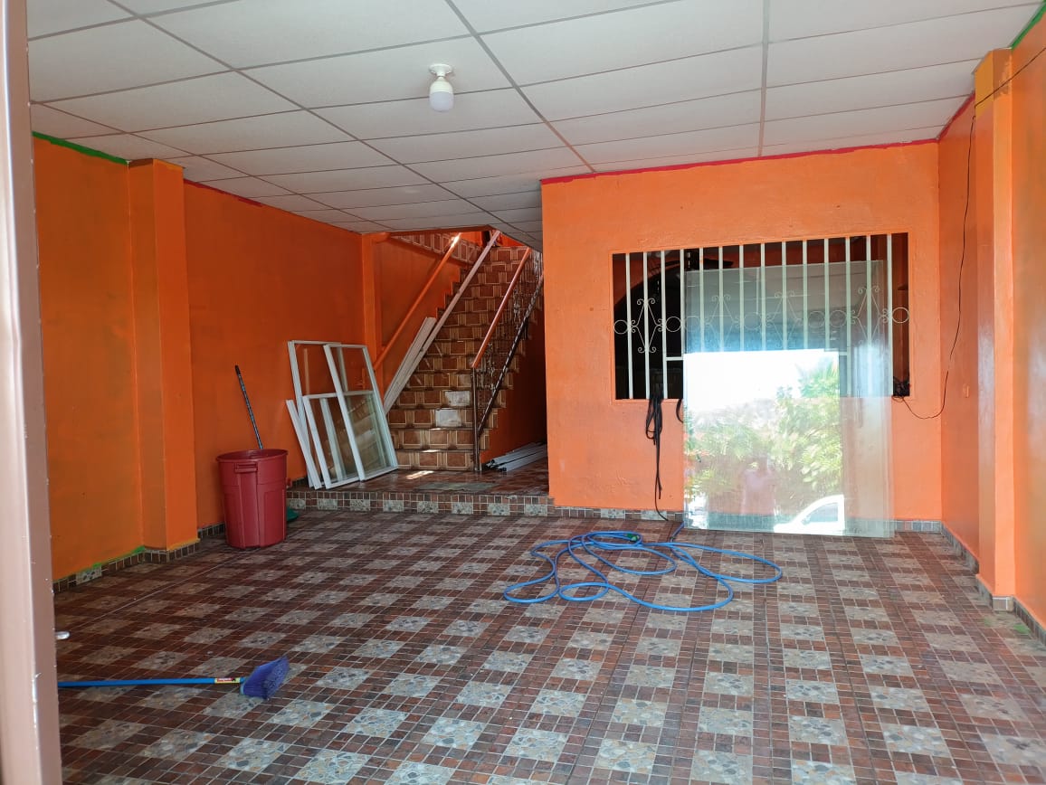 Casa de Dos Plantas con Amplio Garaje y 7 Metros de Frente