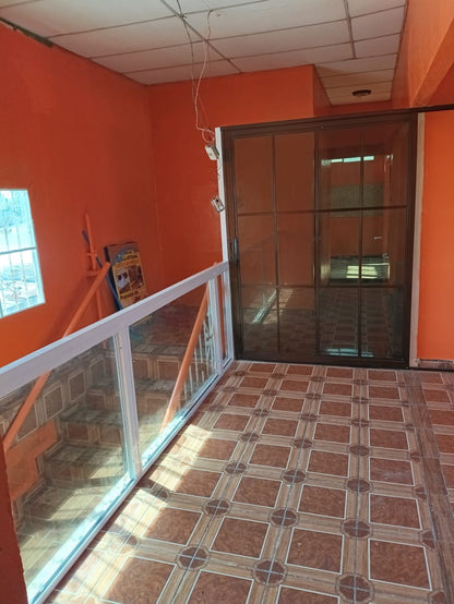 Casa de Dos Plantas con Amplio Garaje y 7 Metros de Frente