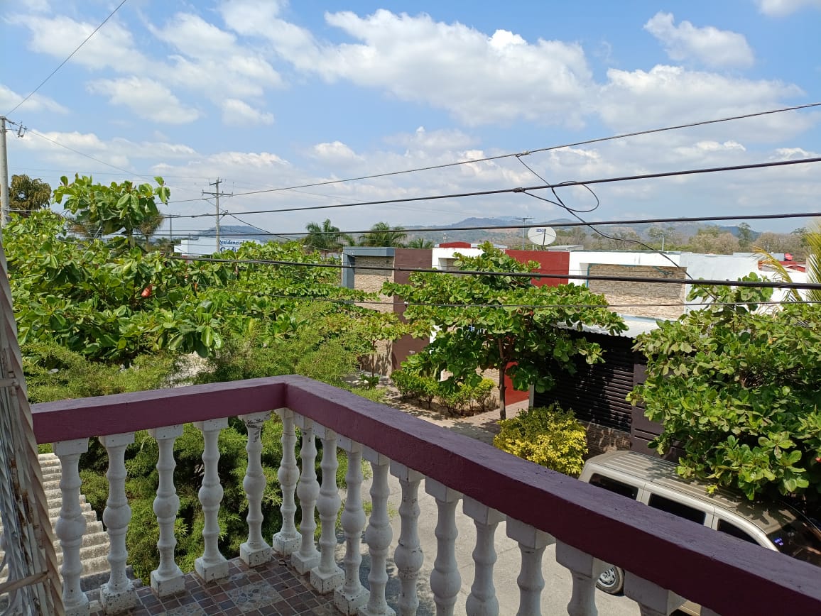 Casa de Dos Plantas con Amplio Garaje y 7 Metros de Frente